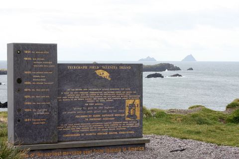 Memorial at Valentia Island to mark the laying of the transatlantic cable to Newfoundland. Made of Valentia slate and designed by local sculptor Alan Ryan Hall. Photograph:  John Flanagan (Wikimedia Commons). 